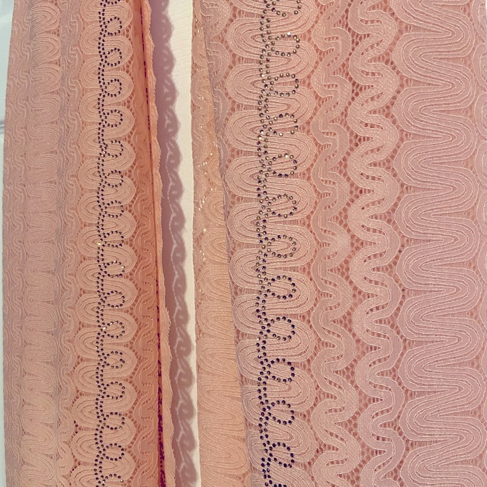 Pink lace scarf with diamond decals - Picture 4 of 5